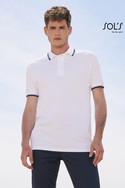 Practice - 11365 POLO-SHIRTS / SOLS Ανδρικό πόλο πικέ Περιγραφή: Το Polo Practice διαθέτει κοντά μανίκια και πλαϊνές ραφές, ενώ η πατιλέτα του με 3 κουμπιά είναι στον ίδιο τόνο. Περιλαμβάνει ριπ σε χρωματική αντίθεση στο γιακά και τα μανίκια με ίσιο τελείωμα και πλαϊνά σχισίματα. Επιπλέον, διαθέτει φακαρόλα στο λαιμό για μια κομψή εμφάνιση.Σύνθεση:  - Πικέ 270g/m² - 100% Βαμβάκι Ringspun πενιέ Εφαρμογή ως Επαγγελματική Ένδυση: Ιδανικό για εργαζόμενους σε χώρους εξυπηρέτησης πελατών, εστιατόρια και εταιρείες που επιθυμούν να προσδώσουν επαγγελματική εικόνα στους υπαλλήλους τους.Υλικό και Άνεση:  - Κατασκευασμένο από 100% βαμβακερό υλικό, το Polo Practice προσφέρει άνεση και αναπνοή, κάνοντάς το ιδανικό για καθημερινή χρήση.Δυνατότητα Προσαρμογής:  - Είναι δυνατή η προσαρμογή του ρούχου με εκτυπώσεις λογοτύπου ή μηνύματος του πελάτη, προσφέροντας μια εξατομικευμένη επαγγελματική εμφάνιση.Διαθέσιμο σε ποικιλία χρωμάτων, ιδανικό για κάθε στυλ και προτίμηση.